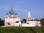 Kreml (vlevo: Nativity of the Virgin Cathedral, vpravo: komnaty arcibiskup a zvonice), Suzdal